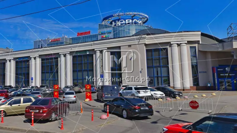 На трафике в ТЦ 45 м, 1 этаж 2. Фасад с угла