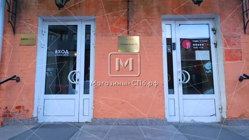 Продажа торгового помещения 68 кв.метров, 2 этаж 3. Входная группа с фасада