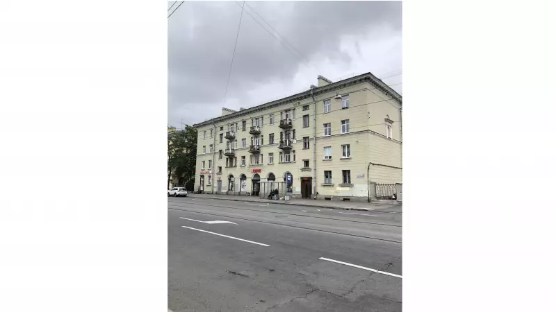 Первая линия у остановки с арендатором 205 кв.метров в ЖК «Большая Пороховская ул., 21», 1 этаж 2. Фасад с угла