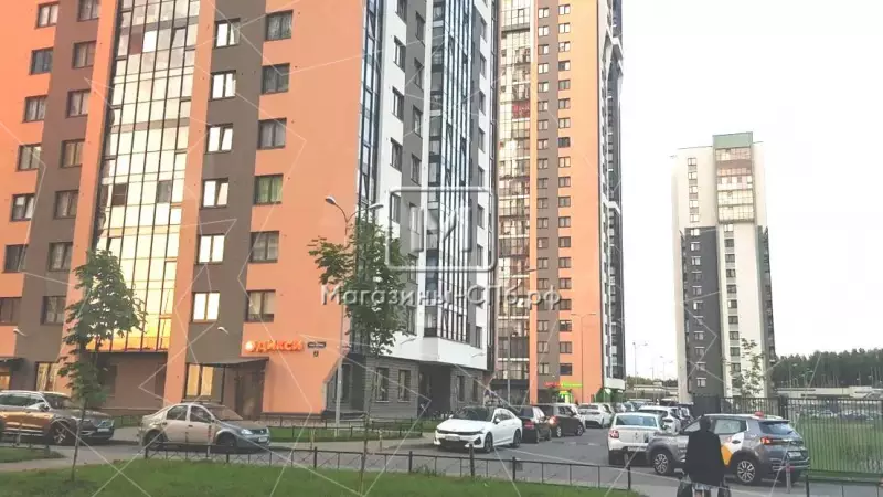 Торговое в густонаселенном районе 2. Фасад с угла