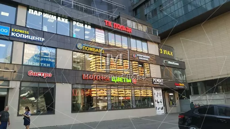 Банк, магазин, услуги. У метро 2. Фасад с угла