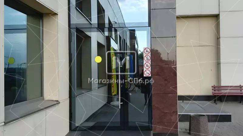 Аренда торгового помещения 643.7 кв.метров, 1 этаж 3. Входная группа с фасада