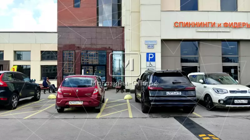 Аренда торгового помещения 643.7 кв.метров, 1 этаж 3. Входная группа с фасада