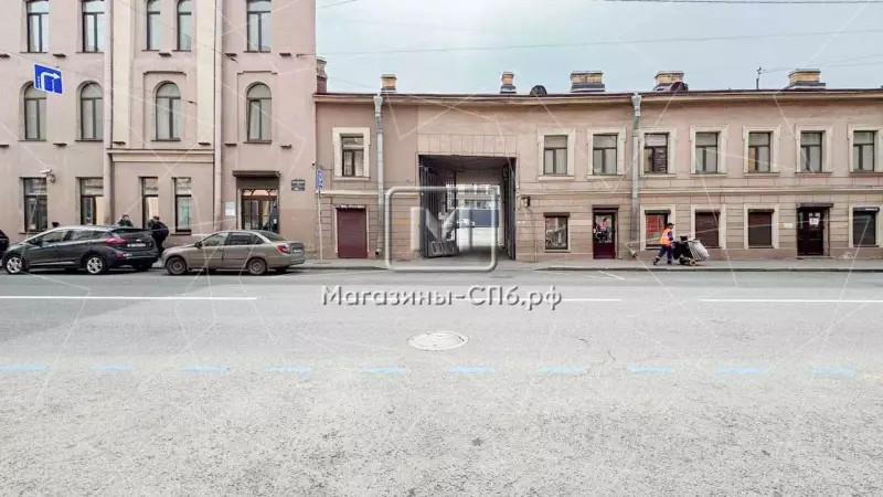 Торговое на 1 эт, отд.вход, витрины 1. Фасад фронтальная
