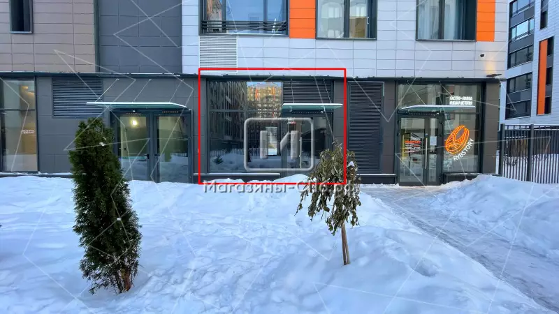 Аренда помещения 66 метров в ЖК Life Лесная 3. Входная группа с фасада