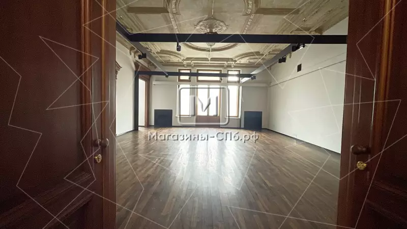 Аренда помещения 2000 кв м, видовое с витринами 98. Фото объекта