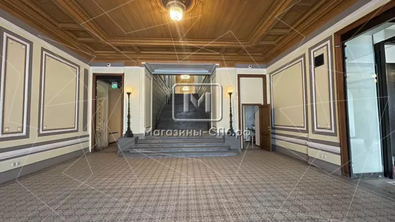Аренда помещения 2000 кв м, видовое с витринами 98. Фото объекта