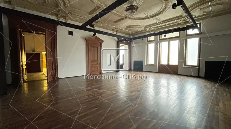 Аренда помещения 2000 кв м, видовое с витринами 98. Фото объекта