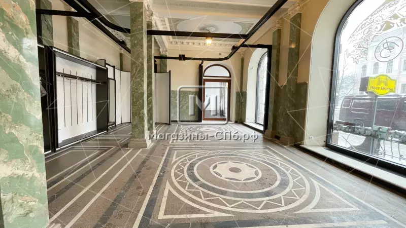Аренда помещения 2000 кв м, видовое с витринами 98. Фото объекта