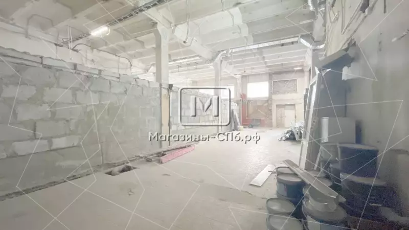 Аренда торгового помещения 154,9 метров, высокие потолки 98. Фото объекта
