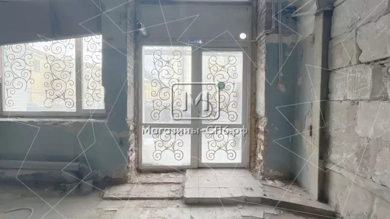 Аренда торгового помещения 154,9 метров, высокие потолки 98. Фото объекта