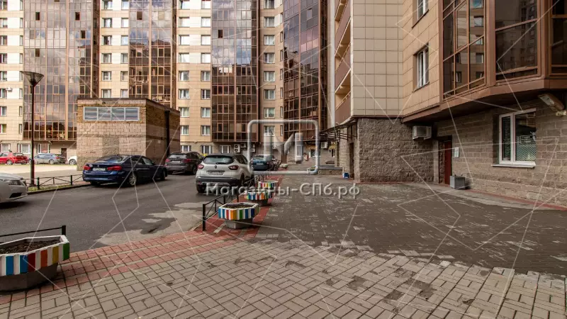 Аренда торгового помещения 92 метра на 1 этаже 3. Входная группа с фасада