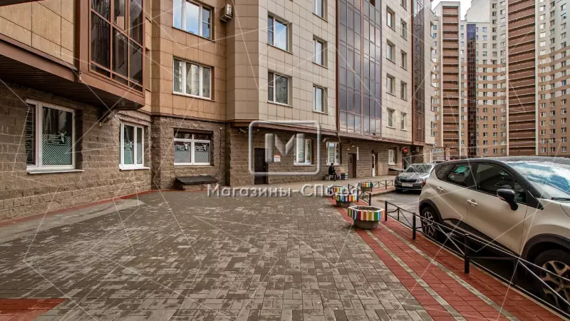 Аренда торгового помещения 92 метра на 1 этаже 3. Входная группа с фасада