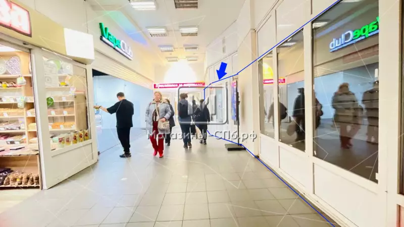 Торговое у входа в метро, 60 метров на Невском 98. Фото объекта