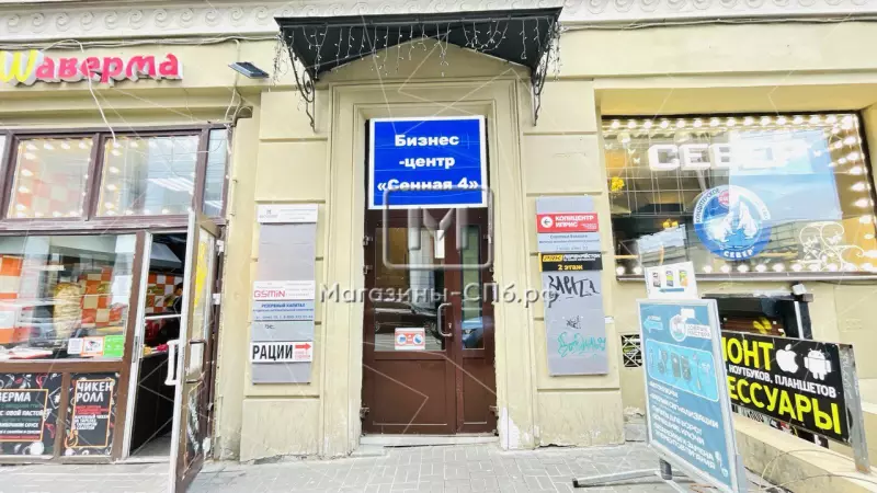Торговое/услуги 15 м при входе в БЦ 3. Входная группа с фасада