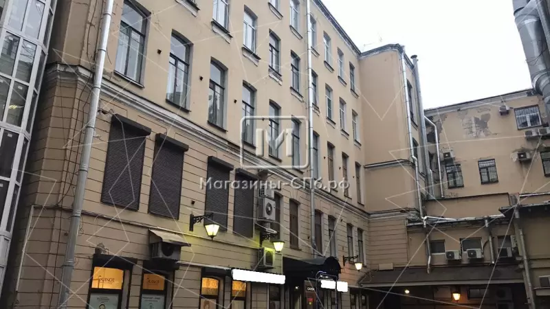 Продается 62 метра, вход под арку, в 800 метрах от м "Чернышевская"