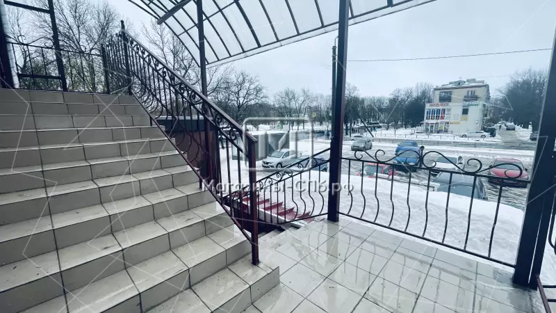 Торговое 2 зала 8. Лестницы