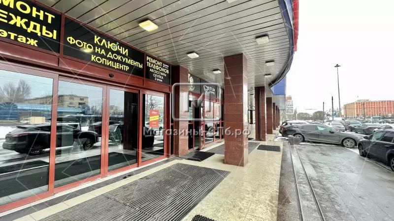 Аренда торгового помещения 2676 кв.метров, 1 этаж 3. Входная группа с фасада