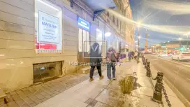 На 1 линии витрина на Невский