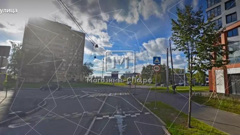 В проходном месте, рядом с метро 2. Фасад с угла