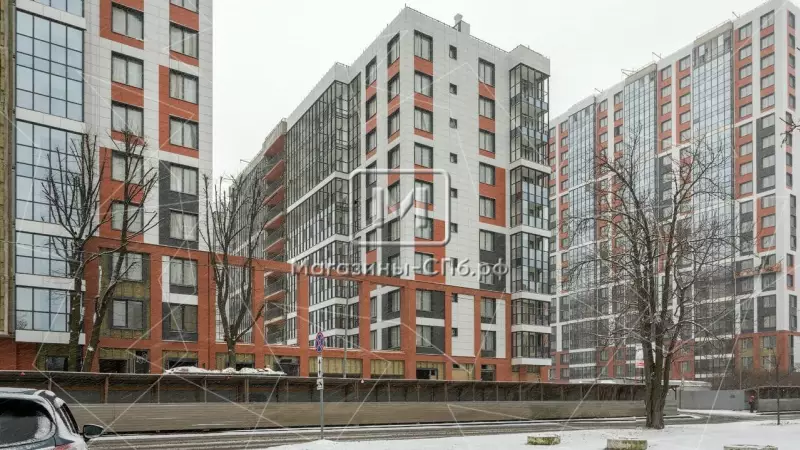 В проходном месте, рядом с метро 2. Фасад с угла