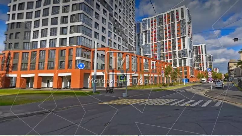 В проходном месте, рядом с метро 2. Фасад с угла