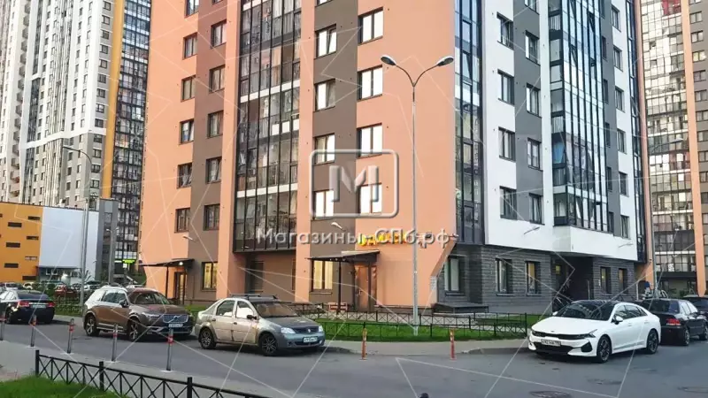 Торговое в густонаселенном районе 2. Фасад с угла