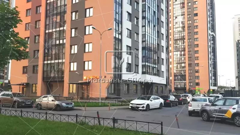 Торговое в густонаселенном районе 2. Фасад с угла