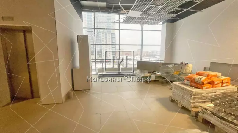 40 м2 в ТЦ, большие витрины на улицу, каникулы 98. Фото объекта