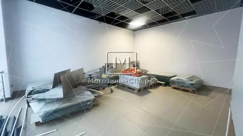 40 м2 в ТЦ, большие витрины на улицу, каникулы 98. Фото объекта