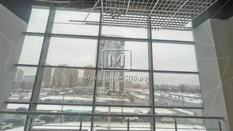 40 м2 в ТЦ, большие витрины на улицу, каникулы 98. Фото объекта