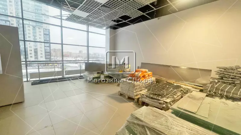 40 м2 в ТЦ, большие витрины на улицу, каникулы 98. Фото объекта