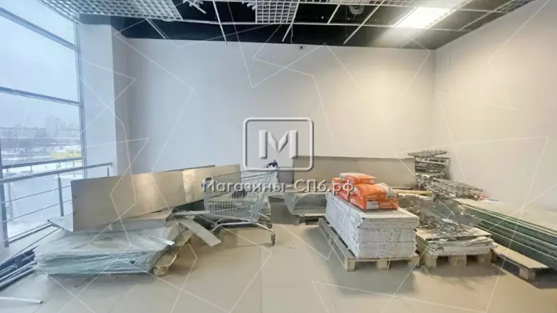 40 м2 в ТЦ, большие витрины на улицу, каникулы 98. Фото объекта