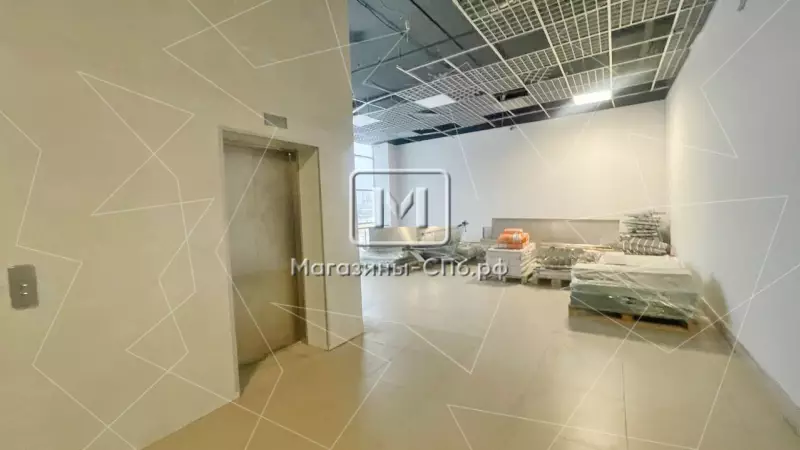 40 м2 в ТЦ, большие витрины на улицу, каникулы 98. Фото объекта