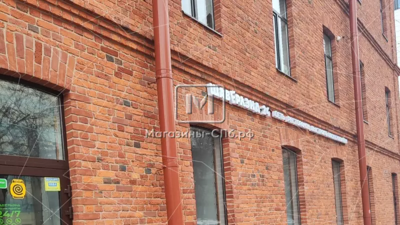Аренда торгового помещения 177.6 кв.метров, 1 этаж 98. Фото объекта