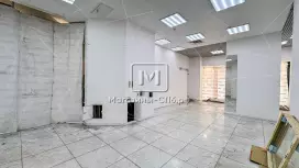 Смотрит на метро,  отдельный вход! Витрины
