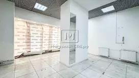 Смотрит на метро,  отдельный вход! Витрины