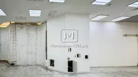 Смотрит на метро,  отдельный вход! Витрины