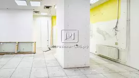 Смотрит на метро,  отдельный вход! Витрины