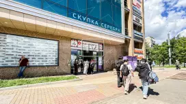 Смотрит на метро,  отдельный вход! Витрины