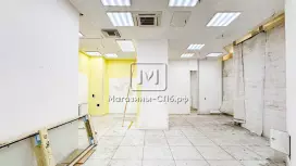 Смотрит на метро,  отдельный вход! Витрины
