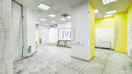 Смотрит на метро,  отдельный вход! Витрины