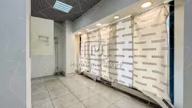 Смотрит на метро,  отдельный вход! Витрины