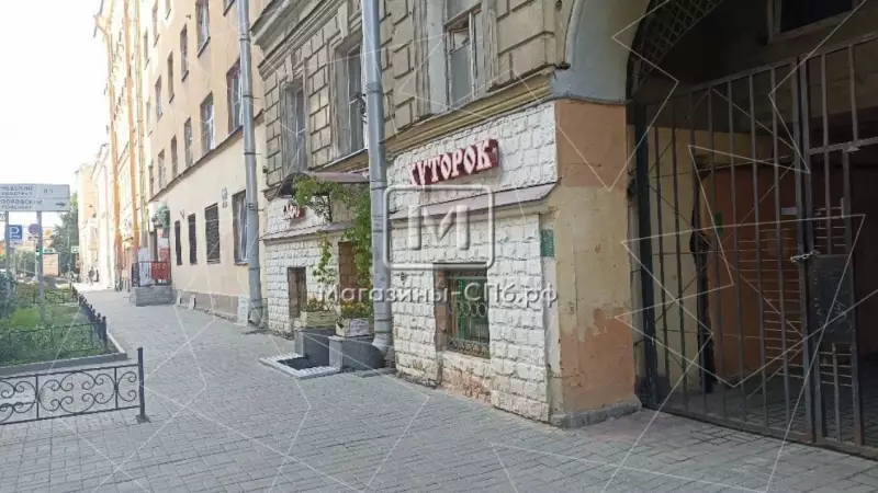 Аренда кафе в центре с оборудованием 2. Фасад с угла