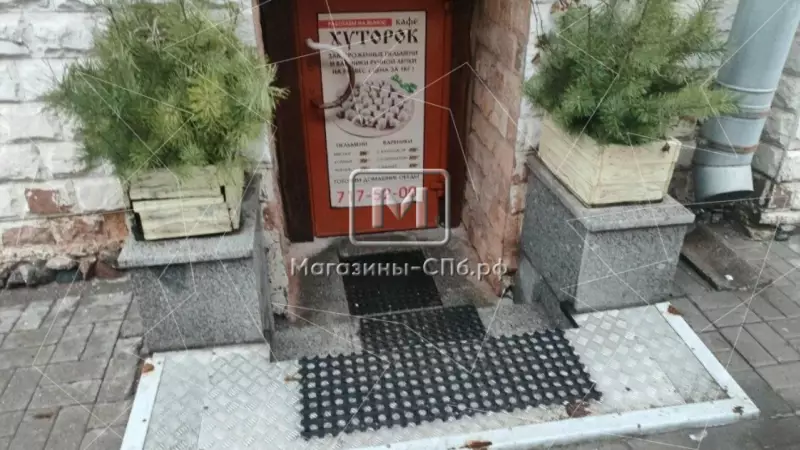 Аренда кафе в центре с оборудованием 3. Входная группа с фасада