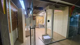 Секция 22м в оживленном ТЦ  у метро