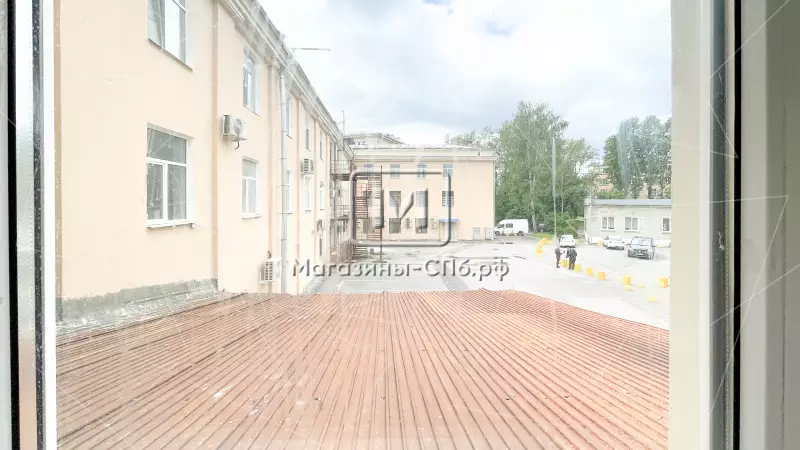 С водой, рядом метро, 30м, 2 этаж 98. Фото объекта
