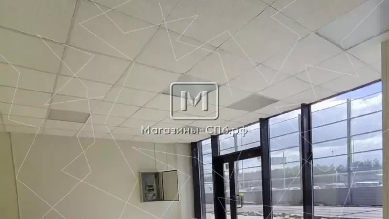 Торговое,52,4м2,витрины,высокие потолки.С ремонтом 98. Фото объекта