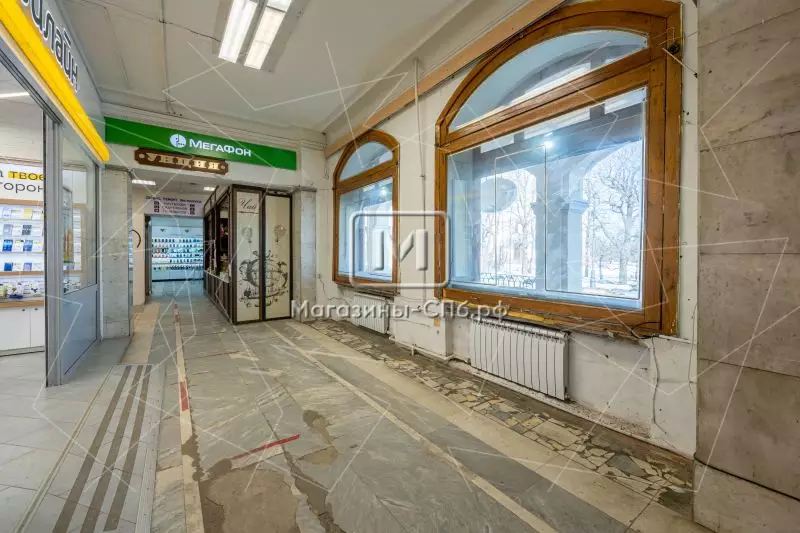 Аренда торгового помещения 32.7 кв.метров, 2 этаж 3. Входная группа с фасада