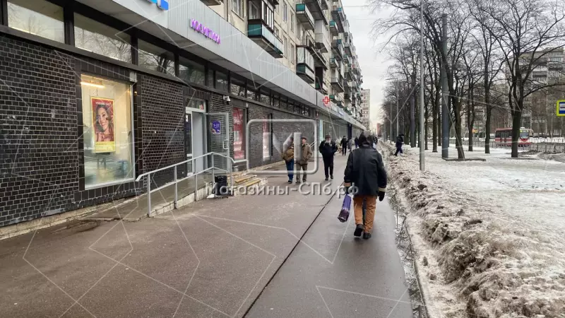 Торговое 348 м2, высокий трафик. Витрины, 1эт 1. Фасад фронтальная